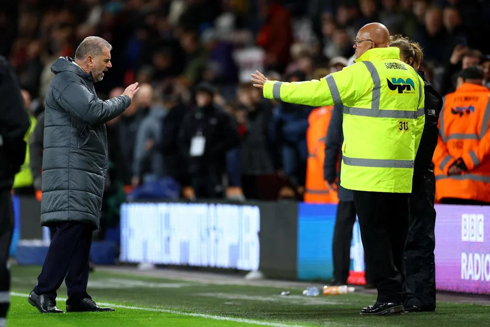 Pengurus Tottenham Hotspur, Ange Postecoglou (kiri), bersemuka dan bertikam lidah dengan penyokong yang marah selepas kekalahan 1-0 mereka kepada Bournemouth, sebelum seorang petugas keselamatan cuba meredakan keadaan dengan meminta beliau beredar.