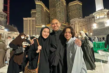 BUKA TIRAI 2024 DENGAN UMRAH: Bunga Citra Lestari (kiri), suami Tiko Aryawardhana dan anak Bunga bersama Allahyarham Ashraf Sinclair, Noah Aidan Sinclair, menyambut kedatangan Tahun Baru 2024 di Makkah sambil menunaikan umrah.