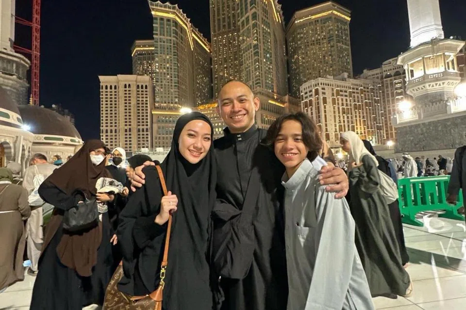 BUKA TIRAI 2024 DENGAN UMRAH: Bunga Citra Lestari (kiri), suami Tiko Aryawardhana dan anak Bunga bersama Allahyarham Ashraf Sinclair, Noah Aidan Sinclair, menyambut kedatangan Tahun Baru 2024 di Makkah sambil menunaikan umrah.
