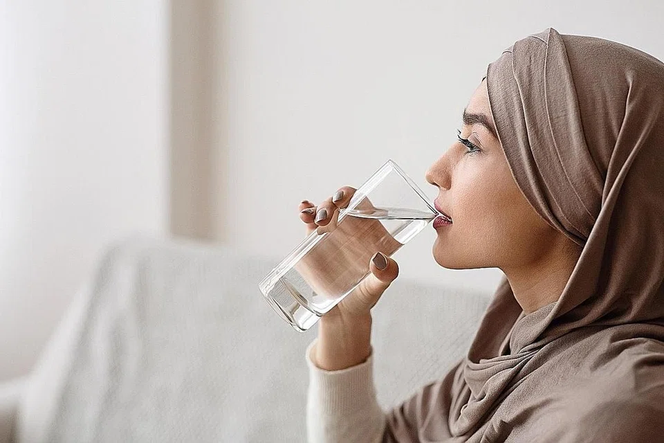 'ANDA SUDAH CUKUP MANIS': Minum air kosong sebagai ganti minuman manis seperti air berkarbonat, air sirap dan kordial. - Foto ISTOCKPHOTO