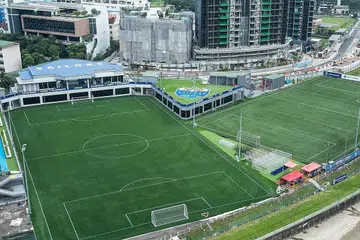 KEMUDAHAN: Antara kemudahan yang ditawarkan di pusat latihan bersepadu bernilai $10 juta dan sebesar 28,000 meter persegi itu termasuk lima padang bola sepak, bilik fisioterapi, gimnasium, bilik analisis serta kemudahan belajar untuk pelatih akademi. - Foto LION CITY SAILORS MANFAAT: Pelatih akademi Sailors, Muhammad Idzham Eszuanshah berharap dapat memanfaatkan kemudahan di pusat latihan bersepadu itu untuk mencapai impian menjadi pemain bola sepak profesional. - Foto BH oleh HAKIM YUSOF