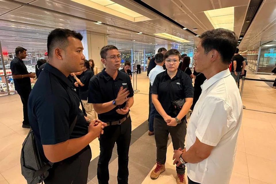 Menteri Kesihatan, Encik Ong Ye Kung, sempat bertemu dengan pasukan Pasukan Perubatan Kecemasan Singapura (SGEMT) dan ahli keluarga mereka di Lapangan Terbang Changi untuk menyampaikan penghargaan atas sumbangan mereka dalam usaha bantuan kemanusiaan dunia pada 3 April. 