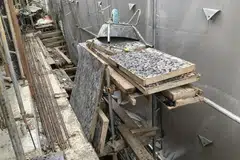 Kesalahan berkaitan keselamatan, yang menyebabkan pekerja berisiko mengena objek yang jatuh, ditemui semasa salah satu pemeriksaan Kementerian Tenaga Manusia (MOM) di sebuah tapak binaan.
