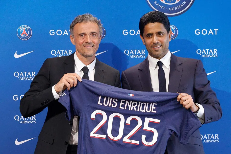 ERA BARU BERMULA: Pengurus baru Paris Saint-Germain, Luis Enrique (kiri) bergambar dengan presiden PSG Nasser al-Khelaifi di akhir sidang media untuk mengumumkan Enrique sebagai pengurus baru di kelab itu.  