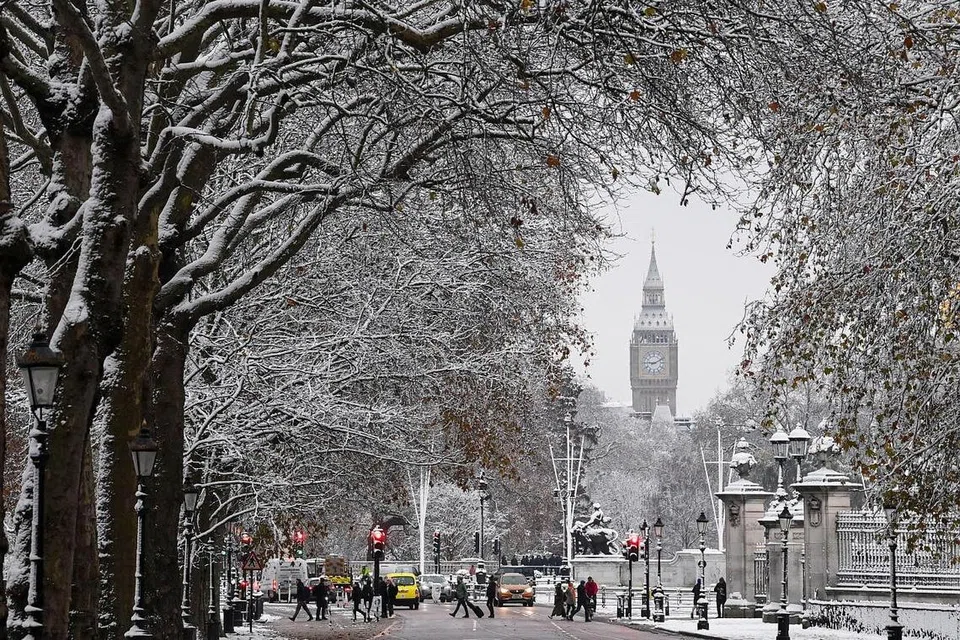 AMARAN KUNING: Pejabat ramalan keadaan cuaca, Met Office, mengeluarkan amaran cuaca kuning untuk salji dan ais di London dan tenggara England. - Foto REUTERS
