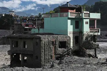 Sebuah rumah berwarna hijau kebiruan yang digelar “rumah ajaib” kekal berdiri di tengah kawasan dipenuhi lumpur selepas banjir kilat melanda sekitar Sungai Trishuli di daerah Nuwakot, Nepal, pada 2 September. Rumah milik keluarga Pyakurel itu menjadi perhatian ramai selepas terselamat daripada arus deras yang memusnahkan banyak bangunan dan prasarana di sekelilingnya.
