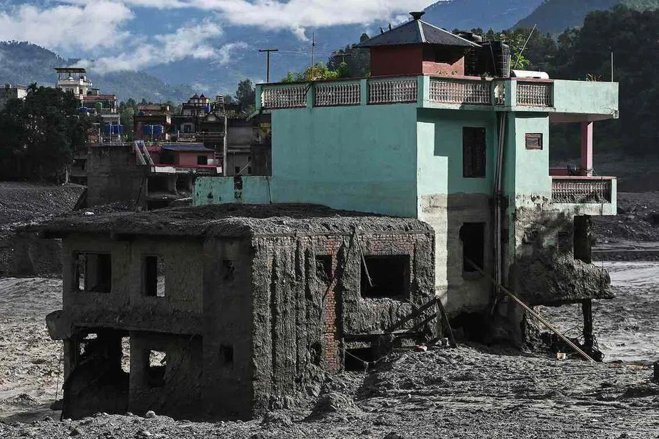 Sebuah rumah berwarna hijau kebiruan yang digelar “rumah ajaib” kekal berdiri di tengah kawasan dipenuhi lumpur selepas banjir kilat melanda sekitar Sungai Trishuli di daerah Nuwakot, Nepal, pada 2 September. Rumah milik keluarga Pyakurel itu menjadi perhatian ramai selepas terselamat daripada arus deras yang memusnahkan banyak bangunan dan prasarana di sekelilingnya.