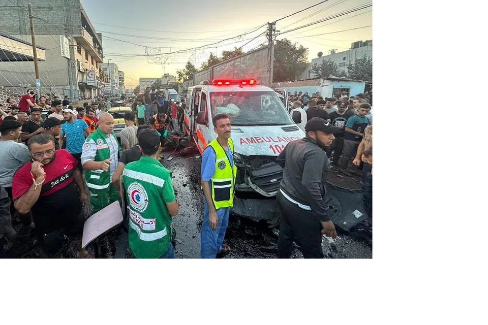 AMBULANS DISERANG: Orang ramai berkerumun melihat sebuah ambulans di Gaza yang dikatakan diserang oleh tentera Israel di hadapan hospital Al-Shifa di Gaza, pada Jumaat 3 November 2023.