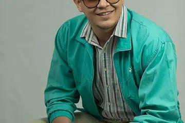 LIPAT GANDAKAN USAHA: Walaupun dihimpit tanda tanya bagaimana ingin mula dari bawah dalam bidang serba baru setelah 11 tahun berlakon, Erwin Shah Dawson tidak gentar meneroka bidang runding cara hutang dan bakal membuka syarikat ubah elok sendiri. - Foto MEDIACORP SURIA