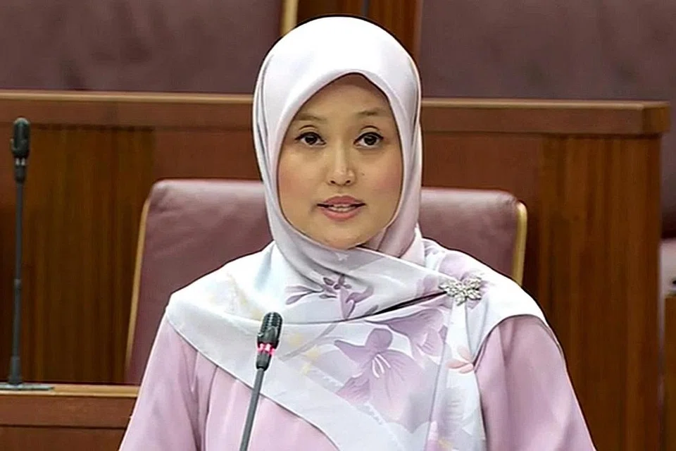 USAHA PENUHI PERMINTAAN: Cik Rahayu (atas) berkata jururawat, karyawan kesihatan bersekutu dan kakitangan penjagaan sokongan diperlukan untuk memastikan hospital, klinik dan pusat penjagaan warga senja Singapura dapat beroperasi, dan pemerintah memantau apakah laluan dan saluran sesuai bagi meningkatkan pengambilan jururawat. - Foto-foto fail, MCI