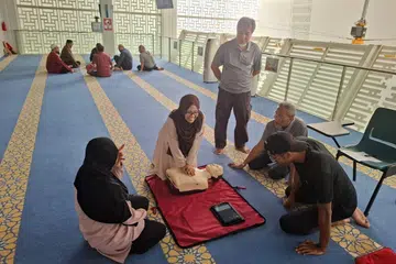 Pegawai sepenuh masa di Masjid Darul Makmur menjalani latihan kecemasan agar dapat memberikan tindak balas awal jika berlaku sebarang kecemasan di persekitaran masjid. Latihan diadakan pada awal November 2024.