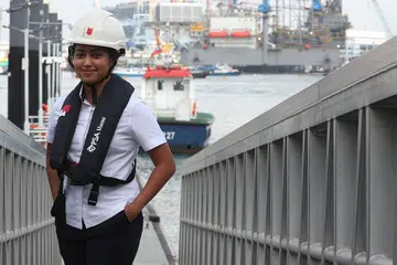 TUGAS MENCABAR: Sebagai malim pelabuhan, Cik Farhana akan menaiki kapal yang berlabuh di pelabuhan Singapura dan memberi panduan mengemudi dalam perairan yang sesak dan merbahaya seperti pelabuhan atau muara sungai. - Foto BM oleh TIMOTHY DAVID