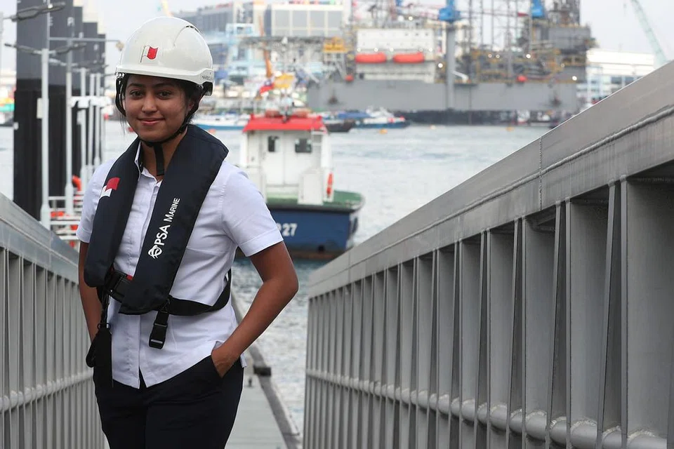 TUGAS MENCABAR: Sebagai malim pelabuhan, Cik Farhana akan menaiki kapal yang berlabuh di pelabuhan Singapura dan memberi panduan mengemudi dalam perairan yang sesak dan merbahaya seperti pelabuhan atau muara sungai. - Foto BM oleh TIMOTHY DAVID