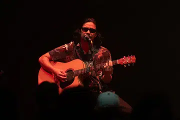 Noh Salleh, vokalis kumpulan Hujan, terus memikat hati peminat Singapura sebagai ikon muzik indie Malaysia, yang terkenal dengan lirik penuh makna dan persembahan yang memukau.