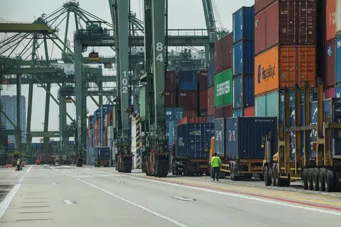 Tarif Singapura sebanyak 10 peratus kekal sejak April, namun eksport farmaseutikal dan semikonduktor utama masih berisiko dikenakan tarif lebih tinggi.