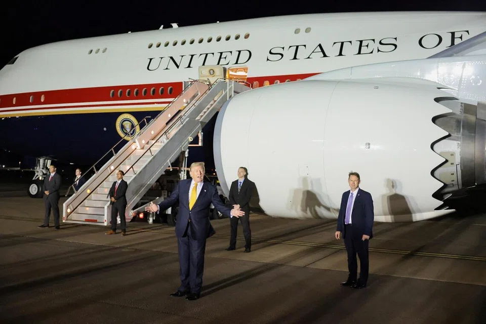 Presiden Amerika Syarikat, Donald Trump, melambai ketika singgah di Pangkalan Tentera Udara Diraja (RAF) Mildenhall, Suffolk, Britain, untuk bertukar ke pesawat Air Force One baharu yang dihadiahkan Qatar sebelum meneruskan penerbangan pulang ke Washington. Beliau sebelum itu tiba di pangkalan berkenaan menggunakan Air Force One lama selepas menghadiri Sidang Kemuncak Nato di Turkey, ketika ketegangan antara Amerika Syarikat dan Iran kembali memuncak.