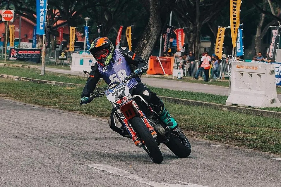 KESELAMATAN JADI PENEKANAN: Antara matlamat SingaMoto Track Day adalah menggalak perlumbaan motosikal yang sihat di samping penekanan terhadap pentingnya menjaga keselamatan di litar lumba. - Foto SINGAMOTO SG PTE LTD