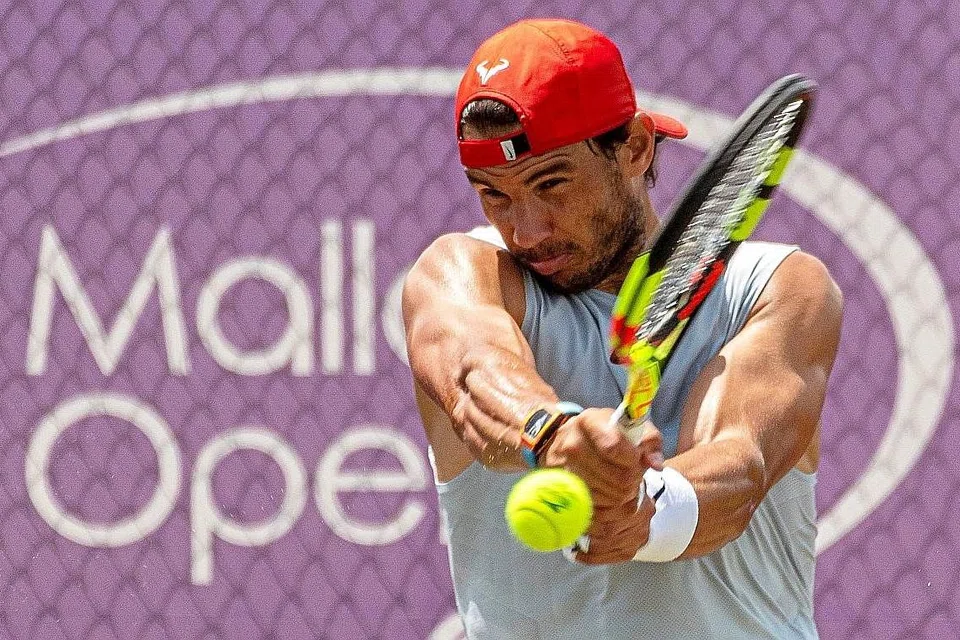 TERUS BERMAIN: Rafael Nadal tidak berasa dirinya 'tua' walau baru sahaja menyambut ulang tahunnya yang ke-32, dan masih terus menikmati bermain tenis di peringkat antarabangsa. - Foto EPA-EFE