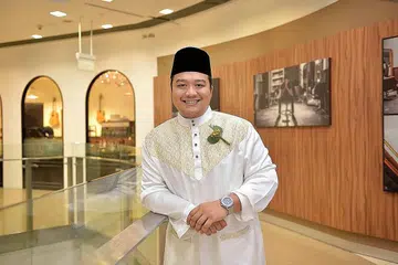 RELAWAN CEMERLANG: Encik Muhammad Sufi diiktiraf dengan Anugerah Sukarelawan Cemerlang Yayasan Mendaki kerana membina hubungan rapat dengan tiga anak muda Program Bimbingan Kemahiran Hidup dan Akademik. - Foto M.O. SALLEH