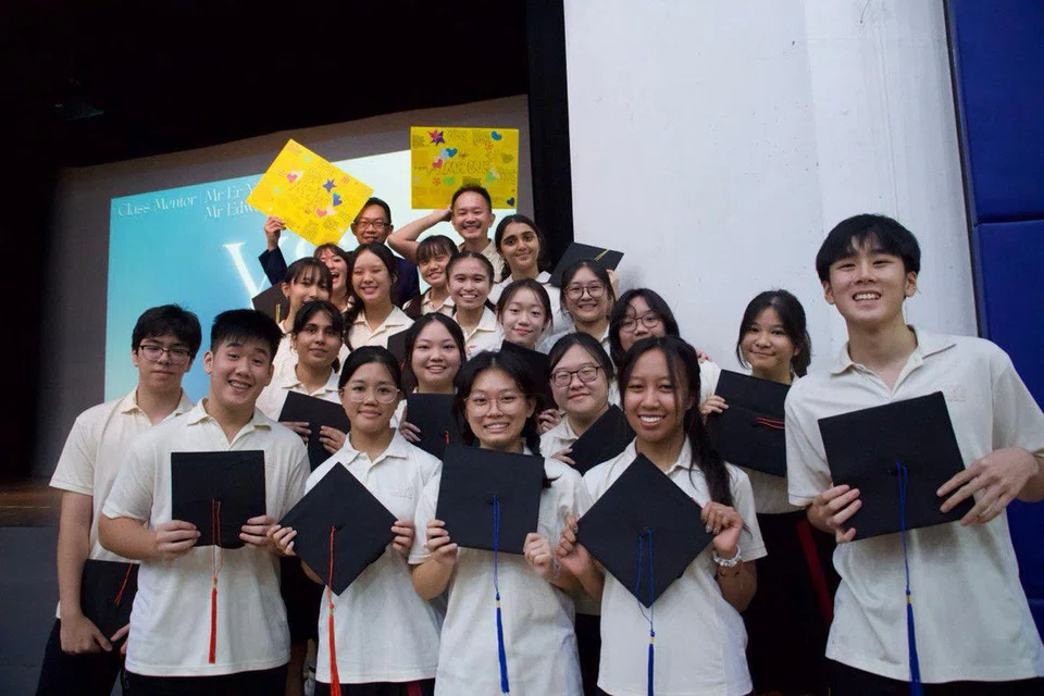 Nosheen Batrisyia Mat Nasir, 18 tahun (barisan ketiga, tiga dari kiri) adalah antara 159 pelajar Sekolah Seni Singapura (Sota) yang menduduki peperiksaan International Baccalaureate (IB) dan menerima keputusan mereka pada 18 Disember. 