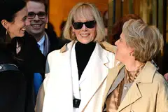 DAPAT GANTI RUGI: Cik E. Jean Carroll (tengah) meninggalkan Mahkamah Federal selepas perbicaraan fitnah sivil keduanya terhadap mantan Presiden Amerika Syarikat, Encik Donald Trump.