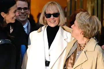 DAPAT GANTI RUGI: Cik E. Jean Carroll (tengah) meninggalkan Mahkamah Federal selepas perbicaraan fitnah sivil keduanya terhadap mantan Presiden Amerika Syarikat, Encik Donald Trump.