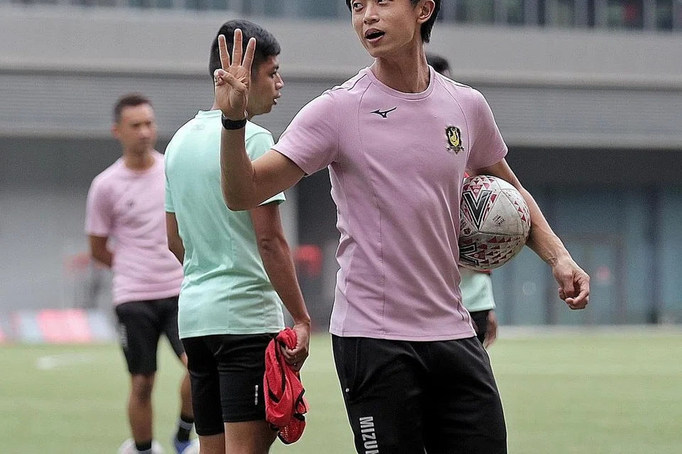SIAP BERAKSI SEMULA: Jurulatih Tampines Rovers Gavin Lee (gambar atas) membimbing anak buahnya berlatih di Stadium Tampines Rabu lalu. - Foto BH oleh GAVIN FOO