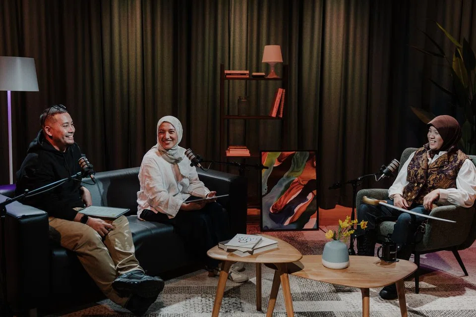 Cik Maisarah Abu Samah (kanan) berkongsi pengalamannya sebagai seorang wanita bergusti di Singapura bersama penerbit dan penyampai podcast, Cik Natasha Mustafa, dan penerbit eksekutif, Encik Fakhruradzi Ismail.