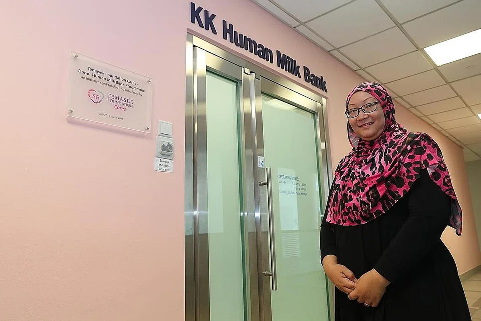 KURANG TEKANAN: Cik Maryati, seorang penerima manfaat Bank Susu Badan KK, memuji bank susu ini yang membantu bayi pramatangnya membesar ketika beliau tidak dapat menghasilkan susu badannya sendiri. - Foto BH oleh TIMOTHY DAVID