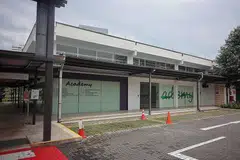 DITUTUP SEMENTARA: Salah satu blok Enabling Village ditutup hingga 5 Julai selepas seorang pekerja pembersihan, yang bekerja di salah satu blok di situ dikaitkan dengan kluster baru lima kes di 119 Bukit Merah View. - Foto BH oleh JASON QUAH