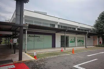 DITUTUP SEMENTARA: Salah satu blok Enabling Village ditutup hingga 5 Julai selepas seorang pekerja pembersihan, yang bekerja di salah satu blok di situ dikaitkan dengan kluster baru lima kes di 119 Bukit Merah View. - Foto BH oleh JASON QUAH