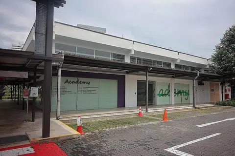 DITUTUP SEMENTARA: Salah satu blok Enabling Village ditutup hingga 5 Julai selepas seorang pekerja pembersihan, yang bekerja di salah satu blok di situ dikaitkan dengan kluster baru lima kes di 119 Bukit Merah View. - Foto BH oleh JASON QUAH