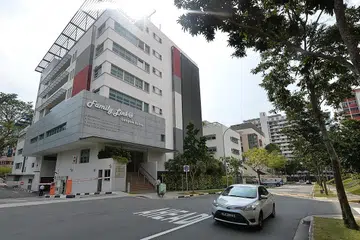 PERLU CUBA BERDAMAI DAHULU: Sejak Mac 2011, warga emas yang mahu menuntut nafkah dari anak mereka perlu menjalani proses pendamaian bersama anak mereka di pejabat Pesuruhjaya Penyaraan Ibu Bapa (CMP), yang terletak di Family Link @ Lengkok Bahru. Jika proses itu tidak berjaya, mereka boleh memfailkan permohonan di Tribunal Penyaraan Ibu Bapa (TMP).