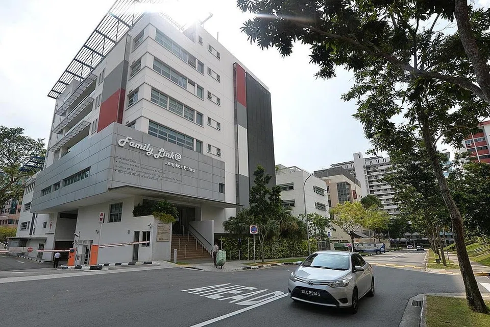 PERLU CUBA BERDAMAI DAHULU: Sejak Mac 2011, warga emas yang mahu menuntut nafkah dari anak mereka perlu menjalani proses pendamaian bersama anak mereka di pejabat Pesuruhjaya Penyaraan Ibu Bapa (CMP), yang terletak di Family Link @ Lengkok Bahru. Jika proses itu tidak berjaya, mereka boleh memfailkan permohonan di Tribunal Penyaraan Ibu Bapa (TMP).