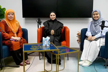 KONGSI KISAH JUANG: Aina Abdul (tengah) menceritakan jerih payah silamnya membina kerjaya seni bersama Ketua Gaya Hidup, Berita Harian (BH), Haryani Ismail (kiri) dan wartawan media sosial, Ameerah Sallehuddin, dalam sesi podcast #NoTapis.