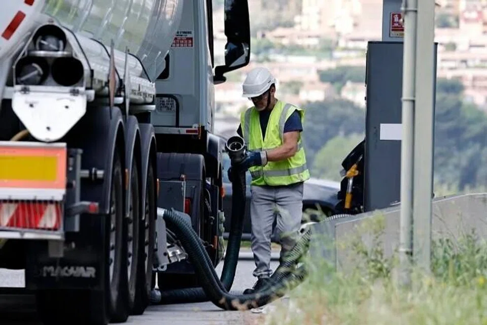 Minyak mentah Brent, penanda aras minyak sedunia, melonjak 6.9 peratus kepada AS$126.20 ($170.37) setong pada 12.19 tengah hari waktu Singapura, pada 30 April, selepas mencapai paras tertinggi sejak Jun 2022 pada 29 April.