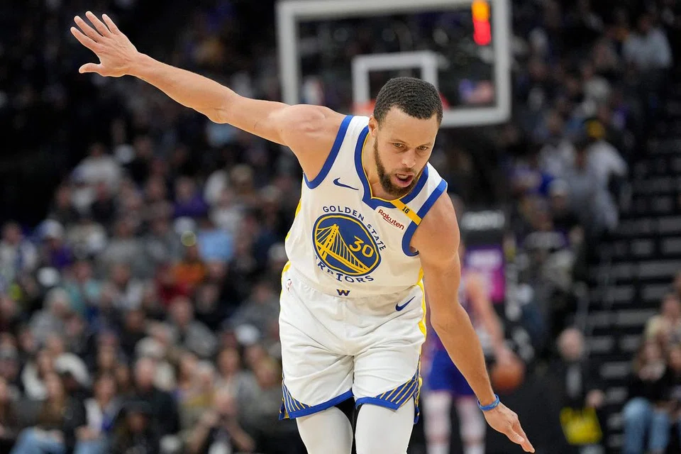 Bintang bola keranjang, Stephen Curry, menduduki tempat kedua dengan meraih $154 juta.