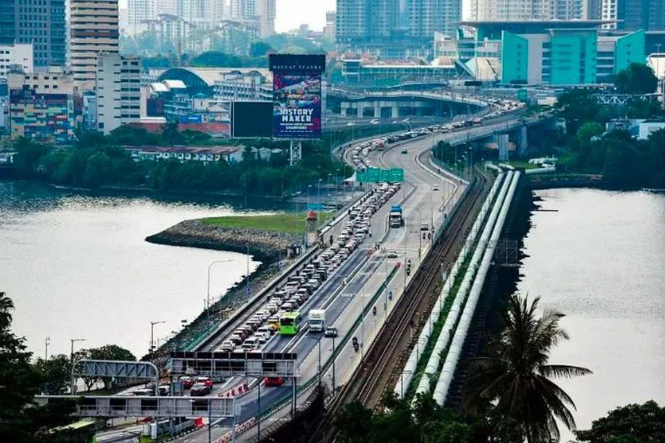 PERATURAN BARU: Pemandu tidak boleh belok kanan ke Pusat Pemeriksaan Woodlands dari Woodlands Centre Road mulai 17 Julai, kecuali bas dan kenderaan yang diberikan kebenaran.