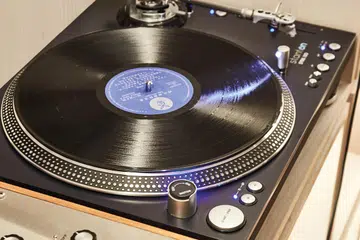 Cakera padat yang merakam karya-karya muzik seorang penggubah lagu.