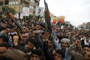 MENUJU KEDAMAIAN: Para penyokong pemberontak Houthi meraikan Hari Asyura di Sanaa Julai lalu dan pada Khamis para perwakilan mereka ke Riyadh bagi rundingan gencatan senjata dengan Arab Saudi. 