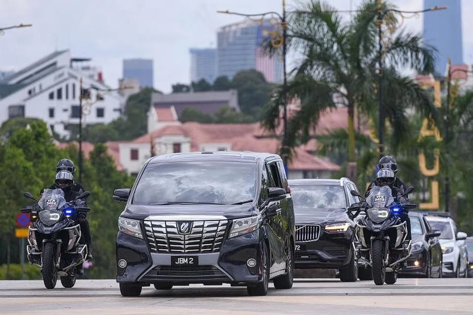 PELETAKAN JAWATAN: Kenderaan rasmi Perdana Menteri Malaysia, Tan Sri Muhyiddin Yassin, dilihat keluar dari perkarangan Istana Negara pada 1 tengah hari tadi.