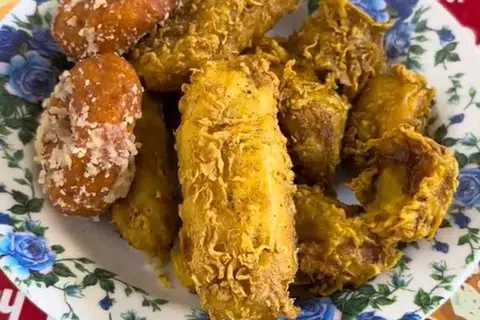 ANEKA PISANG GORENG: Goreng Pisang King menjual pelbagai jenis pisang sebagai pilihan untuk pisang gorengnya yang dijadikan santapan pelanggan di Pusat Makanan Bedok Corner.