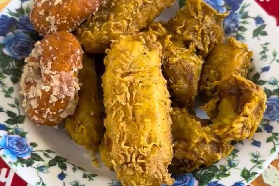 ANEKA PISANG GORENG: Goreng Pisang King menjual pelbagai jenis pisang sebagai pilihan untuk pisang gorengnya yang dijadikan santapan pelanggan di Pusat Makanan Bedok Corner.
