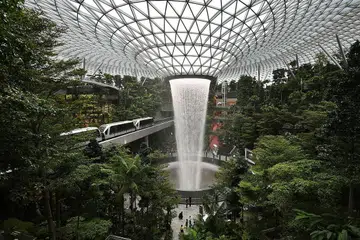 IKON BARU: Selain air terjun Rain Vortex, yang merupakan antara tarikan utama di Jewel Lapangan Terbang Changi, terdapat juga pilihan luas restoran yang menawarkan hidangan halal di pusat beli belah tersebut. - Foto fail