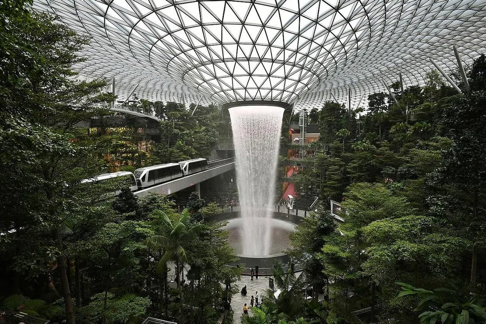 IKON BARU: Selain air terjun Rain Vortex, yang merupakan antara tarikan utama di Jewel Lapangan Terbang Changi, terdapat juga pilihan luas restoran yang menawarkan hidangan halal di pusat beli belah tersebut. - Foto fail