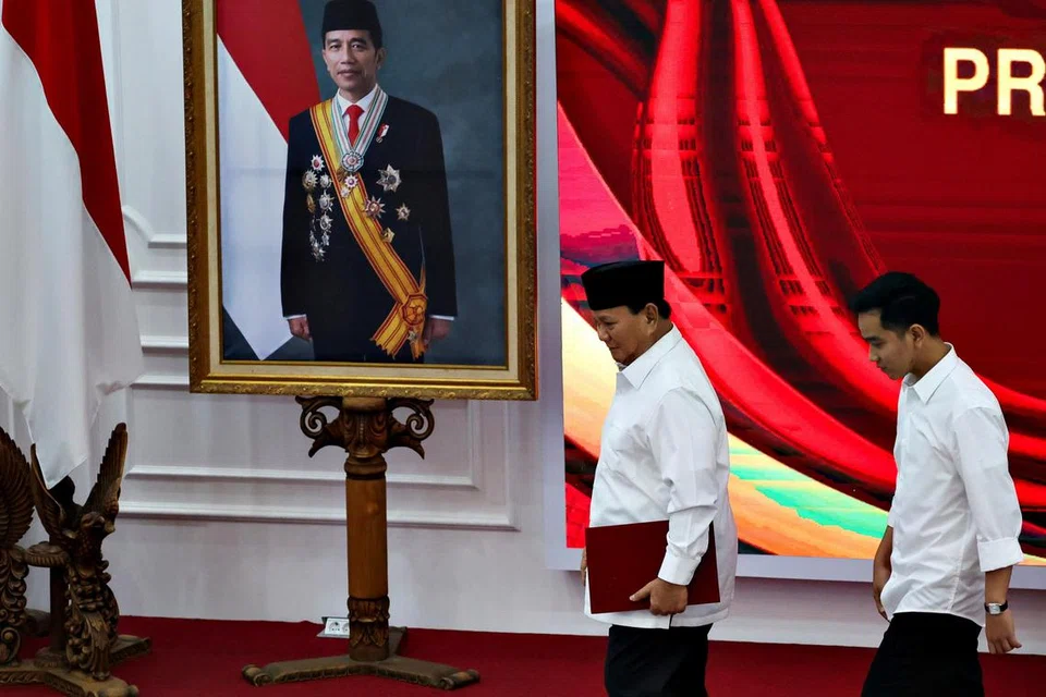 Presiden terkini Indonesia, Encik Prabowo Subianto (kiri) dan gandingannya, naib presiden, Encik Gibran Rakabuming Raka (kanan), berjalan melepasi potret Presiden Indonesia, Encik Joko Widodo, ketika suruhanjaya pilihan raya negara itu secara rasmi mengumumkan pemenang Pilihan Raya Presiden di ibu pejabat Suruhanjaya Pilihan Raya Umum (KPU) di Jakarta, Indonesia pada 24 April.