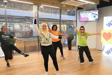 SENAM PAGI: Sesi Senam2 Pasar Online (Edisi Zoom) kendalain pengasas Nawal Hadad Fitness, Cik Sharifah Nawal Mohamed Alhaddad (depan, tengah) disertai lebih 30 orang menerusi aplikasi Zoom pagi semalam. - Foto WISMA GEYLANG SERAI