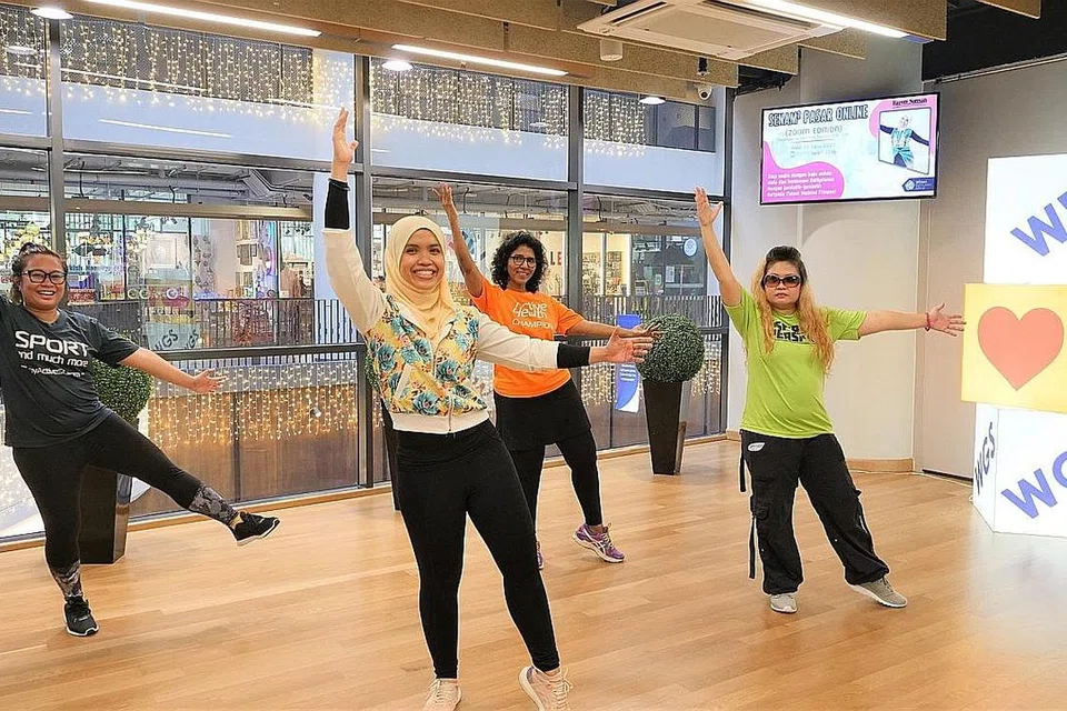 SENAM PAGI: Sesi Senam2 Pasar Online (Edisi Zoom) kendalain pengasas Nawal Hadad Fitness, Cik Sharifah Nawal Mohamed Alhaddad (depan, tengah) disertai lebih 30 orang menerusi aplikasi Zoom pagi semalam. - Foto WISMA GEYLANG SERAI