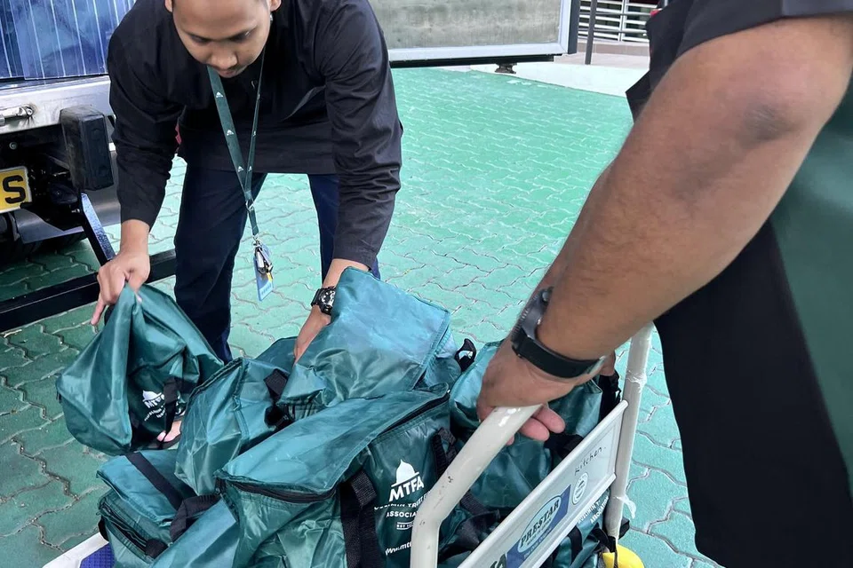 BANTU AGIH: Kakitangan dan sukarelawan MTFA bantu menyusun daging korban yang bakal diagihkan kepada penerima bantuan.