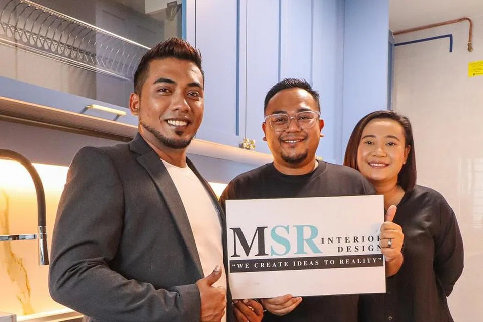 HADIAH PAKEJ UMRAH: Encik Muhammad Syahiran Rohajat (kiri) bersama pelanggan, Cik Siti Naquiah, dan suami, Encik Mohammad Zamir (tengah), di rumah baru mereka yang telah diubah elok oleh MSR Interior Design. Mereka merupakan pemenang pakej umrah dalam cabutan bertuah syarikat tersebut. 